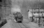Eisenbahnidylle im Erzgebirge: 86 1312 hat mit P 17618 nach Blauenthal den 294 m langen Bockauer Tunnel und die Muldebrücke hinter sich gebracht und strebt dem nächsten Halt in Bockau entgegen. Heute kann man auf der alten Trasse Fahrrad fahren. (19.04.1976) <i>Foto: Joachim Bügel</i>