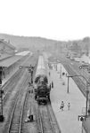 Blick von der Lößnitzer Straße auf den Bahnhof Aue/Sa mit 86 1725 vor P 15694. (19.04.1976) <i>Foto: Joachim Bügel</i>
