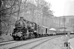 58 1207 mit Dg 53325 am Abzweig Poppenwald zwischen Schlema und Hartenstein. Hier zweigte das Anschlussgleis zum Schacht 371 ab, einem Uran-Bergwerk der SDAG Wismut, das mit einer Gesamtteufe von mehr als 1.800 m bis zu seiner Schließung am 31.12.1990 das tiefste Bergwerk Deutschlands war. (19.04.1976) <i>Foto: Joachim Bügel</i>