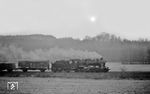 58 1207 rollt bei Hartenstein in den fahlen Sonnenuntergang des Muldetals. (19.04.1976) <i>Foto: Joachim Bügel</i>