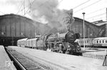 03 2153 (Bw Leipzig Hbf West) vor D 560 (Aue – Berlin Ostbahnhof) in Leipzig Hbf. (20.04.1976) <i>Foto: Joachim Bügel</i>