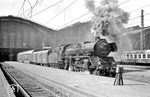 Ausfahrt des D 560 nach Berlin mit 03 2153 in Leipzig Hbf. (20.04.1976) <i>Foto: Joachim Bügel</i>