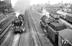 03 2180 begegnet mit E 541 Stendal (ab 7:38 Uhr) - Schönefeld (an 9:30 Uhr) - Berlin-Schöneweide (an 9:45 Uhr) der vor der Einfahrt von Stendal wartenden 41 1074. (30.08.1976) <i>Foto: Wolfgang Bügel</i>