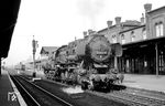 52 8150 (am 24.11.1965 aus 52 7242 rekonstruiert) auf RAW-Probefahrt im Bahnhof Stendal. (30.08.1976) <i>Foto: Wolfgang Bügel</i>