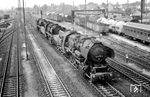 52 8150 (Bw Haldensleben) mit 50 4030 (Bw Güstrow) und 44 0351 (Bw Güstrow) auf dem Weg zum RAW in Stendal.  (30.08.1976) <i>Foto: Wolfgang Bügel</i>
