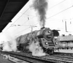 Ausfahrt der Erfurter 01 504 vor D 199 im Bahnhof Bebra. Am Windleitblech wird für die Leipziger Frühjahrsmesse geworben. (01.03.1965) <i>Foto: Joachim Claus</i>