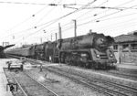 Eine kuriose Bespannung zeigt sich hier vor D 199 im Bahnhof Bebra. Normalerweise wurde der Zug bei Überlast mit einer DB- oder DR-44er nachgeschoben, bestenfalls fungierte sie noch als Vorspannlok bis Gerstungen. Wieso hier die Bebraer Öllok 44 1315 als Zuglok an den Schnellzug ging ist nicht bekannt, in Gerstungen dürfte dies auch nicht besondere Freude hervorgerufen haben. (12.05.1965) <i>Foto: Joachim Claus</i>