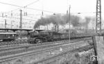 22 041 (Bw Erfurt P) fährt mit einem Interzonenzug aus Bebra. Die Lok wurde aus 39 038 rekonstruiert, die selbst einen kuriosen Lebenslauf hinter sich hatte. 1945 kam sie zur PKP und wurde dort als Pt1-1 eingereiht. Erst am 06.09.1955 wurde sie an die Deutsche Reichsbahn wieder zurückgegeben. (15.06.1965) <i>Foto: Joachim Claus</i>
