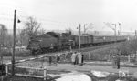 38 1452 (Bw Leipzig Hbf West) mit einem Personenzug in den Elsterauen zwischen Leipzig-Leutzsch und Leipzig-Möckern am heute verschwundenen Bahnübergang "Marienweg". (14.03.1965) <i>Foto: Joachim Claus</i>