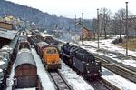 50 3145 rollt mit Dg 54303 nach Aue durch Wilkau-Haßlau. Daneben rangiert 106 134 vom Bw Zwickau. (08.02.1984) <i>Foto: Wolfgang Bügel</i>