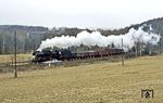 Südlich von Hartenstein dampft 50 3519 (ex 50 342) mit Dg 54307 (Zwickau - Aue) vorbei. (08.02.1984) <i>Foto: Wolfgang Bügel</i>