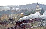 50 1002 (Bw Nossen) mit Ng 61345 im Muldetal bei Niederstriegis vor der Kulisse der evangelischen Kirche aus dem Jahr 1850. (10.02.1984) <i>Foto: Wolfgang Bügel</i>