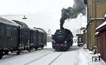 86 1501 im Bahnhof Schlettau. Der kleine Ort wurde in den 1980er Jahren bei Eisenbahnfans überregional bekannt, da von hier aus alle Reisezüge auf der Strecke nach Crottendorf mit der Baureihe 86 befördert wurden. (10.02.1984) <i>Foto: Wolfgang Bügel</i>