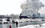 50 3519 räuchert mit Dg 54307 durch Wilkau-Haßlau. In der Mulde angeln sogar noch ein paar Unentwegte. (11.02.1984) <i>Foto: Wolfgang Bügel</i>