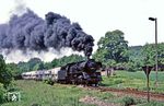 Einer der letzten Leistungen der Göschwitzer 41er war der Lg 58310, der zwischen Gera-Süd und Naumburg bespannt wurde. Nach einem Kreuzungshalt in Haynsburg macht 41 1130 (zugegeben auf Bestellung) mehr Dreck als nötig. (10.06.1984) <i>Foto: Volker Fröhmer</i>