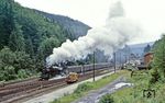 41 1225 fährt mit P 9013 nach Meiningen aus Gehlberg. Am Zugschluss hilft noch eine 132 mit. (10.09.1984) <i>Foto: Wolfgang Bügel</i>