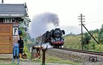 Anläßlich des Streckenjubiläums "100 Jahre Arnstadt-Grimmenthal" wurden vom 08. bis 16. September 1984 die Züge P 9013 und E 604 zwischen Arnstadt und Meiningen nochmals mit Dampf bespannt. So konnte 41 1225 nochmals mit E 604 am Schrankenposten 101 zwischen Rohr und Dietzhausen abgelichtet werden. (14.09.1984) <i>Foto: Volker Fröhmer</i>