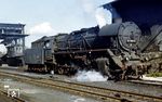 44 1616 während ihrer letzten Einsatzzeit als Heizlok im Heimat-Bw Bautzen. Die einstige Öllok wurde im April 1983 wieder auf Kohlefeuerung zurückgebaut und diente fortan nur noch als Heizlok. 1991 kaufte Manfred Welzel privat die Lok und ließ sie im Raw Meiningen betriebsfähig aufarbeiten. 2002 übergab er die Lok an die Eisenbahnstiftung Joachim Schmidt. Am 20. August 2022 wurde die Lok mit Hilfe der V 60 447 von Heilbronn nach Hanau überführt (vgl. Bild-Nrn. 88291 bis 88294) und befindet sich seitdem dort in der Obhut der ebenfalls von der Eisenbahnstiftung Joachim Schmidt betreuten 01 150. In Hanau arbeitet Manfred Welzel weiterhin an der Wiederinbetriebnahme seiner 44er.  (18.10.1984) <i>Foto: Slg. Wolfgang Bügel</i>
