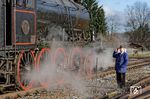 Die festlich geschmückte E2 1040 rangiert im Bahnhof Simpelveld. Wie würde der bekannte Humorist Loriot hierzu sagen: "Früher war mehr Lametta." (26.12.2016) <i>Foto: Marcus Henschel</i>