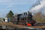 Die 1910 in Schweden gebaute E2 1040 der ZLSM (Zuid Limburgse Stoomtrein Maatschappij) in Simpelveld. 1946 wurde sie aus der Reihe E umgebaut. Der Nachteil der Reihe E war, dass sie bei höherer Geschwindigkeit einen unruhigen Lauf hatte. Beim Umbau wurde eine zusätzliche Laufachse eingefügt, damit konnte gleichzeitig die Höchstgeschwindigkeit auf 70 km/h erhöht werden. Wegen der Gewichtsveränderung wurde der Kessel 25 cm nach vorne verlegt und Gewichte auf dem Umlaufblech vor der Rauchkammer montiert, damit die Laufachse genügend Achsdruck bekam. E2 1040 wurde 1972 ausgemustert, überlebte aber im Bestand der strategischen Reserve der SJ und wurde 1998 von der ZLSM gekauft. (26.12.2016) <i>Foto: Marcus Henschel</i>