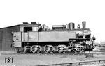 Im Heimat-Bw Völklingen wurde die preußische T 13 "7921 SAAR" für den Fotografen in Position gestellt. Nach Eingliederung der Eisenbahnen des Saargebietes in die Deutsche Reichsbahn-Gesellschaft am 1. März 1935 wurde die von Hohenzollern 1915 gebaute Lok in 92 937 umgezeichnet. Sie verblieb nach dem Zweiten Weltkrieg in Polen, wo sie 1963 als TKp1-74 ausgemustert wurde.  (15.08.1932) <i>Foto: DLA Darmstadt (Maey)</i>