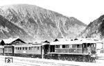 V 16 101 (ab 1936: V 140 001) war die erste Diesellok der Reichsbahn mit hydraulischer Kraftübertragung, bei der eine Leistung von über 1000 kW (über 1300 PS) übertragen wurde. Die Firma Voith in Heidenheim hatte seit 1932 hydrodynamische Getriebe für Triebwagen und Kleinlokomotiven gebaut, die sich sehr gut bewährt hatten. Neu war die Übertragung einer höheren, in dieser Größenordnung noch nicht dagewesenen Leistung von über 1000 kW. Vor diesem Hintergrund vergab 1934 die DR den Auftrag zur Entwicklung einer neuen hydraulischen Diesellokomotive. Unter Beteiligung der Firmen Krauss-Maffei, Voith und MAN baute man den Prototyp V 16 101. Nach nur achtmonatiger Bauzeit war die Lokomotive 1935 so weit fertiggestellt, daß sie zur Feier 100 Jahre Deutsche Eisenbahnen als Ausstellungsstück präsentiert werden konnte. Nach der endgültigen Fertigstellung begann ihre eingehende Erprobung, die positiv verlief. Auf einer solchen Probefahrt entstand dieses Bild mit dem Messwagen "700 564 Berlin" (früher Messwagen A), in den bayerischen Alpen. (1935) <i>Foto: RVM</i>