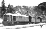 Die mittlerweile als V 140 001 (RZA München) bezeichnete V 16 101 im Planeinsatz auf der Bahnstrecke Holzkirchen—Bayrischzell. Sie besaß etwa das Leistungsprogramm einer pr. P 8. Im Zweiten Weltkrieg musste die Lok wegen Treibstoffmangels abgestellt werden und wurde durch Bombeneinwirkung mehrfach beschädigt. In der Nachkriegszeit wurde sie wieder instand gesetzt und später sogar noch von der Deutschen Bundesbahn für Reisezüge verwendet. Stationiert war sie im Bahnbetriebswerk Frankfurt-Griesheim. Am 13. Oktober 1953 wurde sie nach einer Laufleistung von insgesamt 130.500 km ausgemustert, weil es für dieses Einzelstück keine Ersatzteile mehr gab. Da die Konstruktion der V 140 für alle weiteren dieselhydraulischen Lokomotiven richtungsweisend war, blieb sie erhalten und steht seit 2006 mit anderen Exponaten des Deutschen Museums in der Lokwelt Freilassing.  (1938) <i>Foto: RVM-Filmstelle Berlin</i>