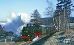 Das letzte Refugium der Baureihe 86 war die Strecke nach Crottendorf im Erzgebirge, wo 1982 etwas überraschend 86 001, 86 056 und 86 501 abwechselnd wieder bis Mai 1988 den kompletten Zugdienst auf dieser Strecke übernahmen. Am Weihnachtstag 1984 ist 86 1001 mit P 19639 bei Walthersdorf unterwegs. (24.12.1984) <i>Foto: Volker Fröhmer</i>