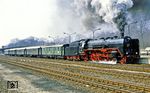 Im Frühjahr 1985 musste 03 001 wieder einige Devisen beim Klassenfeind verdienen und war im Westen Berlins mit dem Zwickauer Traditionszug für Sonderfahrten im Rahmen der "Informationstage der DR" unterwegs, hier bei der Ausfahrt aus Berlin-Wannsee. (25.03.1985) <i>Foto: Slg. Wolfgang Bügel</i>