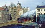 Zu den "Informationstagen der DR" dampfte 03 001 mit dem Zwickauer Tradtionszug durch den Westteil Berlins, hier durch die Häuserschluchten am Savignyplatz. (28.03.1985) <i>Foto: Slg. Wolfgang Bügel</i>