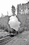 95 0028 mit P 18005 nach Sonneberg am Froschbergtunnel (125 m) vor Lippelsdorf. (06.04.1977) <i>Foto: Joachim Bügel</i>