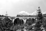 95 0028 mit P 18005 auf dem 197m langen Finsterer Grund Viadukt auf dem Weg nach Ernstthal am Rennsteig. (06.04.1977) <i>Foto: Joachim Bügel</i>