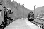 Im Bahnhof Blechhammer (Thür) wartet 95 0028 (links) mit P 18005 die Kreuzung des Gegenzuges P 18006 aus Sonneberg (Thür) mit 95 0010 ab. (06.04.1977) <i>Foto: Joachim Bügel</i>