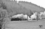 95 0010 dampft mit P 18006 durch das beengte Steinachtal hinter Blechhammer (Thür). (06.04.1977) <i>Foto: Joachim Bügel</i>