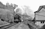 95 0010 dampft mit P 18006 nach Saalfeld (Saale) durch Steinach (Thür). (06.04.1977) <i>Foto: Joachim Bügel</i>