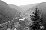 Blick vom Lauschensteintunnel des oberen Streckenteils auf 95 0010, die sich mit P 18006 bei Unterlauscha dem Kopfbahnhof Lauscha (Thür) nähert. (06.04.1977) <i>Foto: Joachim Bügel</i>