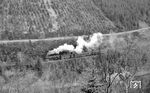 Blick vom oberen Streckenteil auf 95 0010 mit P 18006 kurz vor Lauscha (Thür). (06.04.1977) <i>Foto: Joachim Bügel</i>