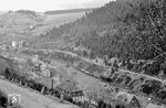 Nach Ankunft des P 18006 hatte der in Lauscha wartende Güterzug mit 95 0023 nach Sonneberg freie Bahn und rollt nun talwärts Richtung Steinach. (06.04.1977) <i>Foto: Joachim Bügel</i>