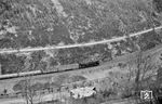 95 0023 rollt mit einem Güterzug nach Sonneberg bei Lauscha talwärts.  (06.04.1977) <i>Foto: Joachim Bügel</i>