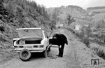 Die Weiterfahrt in Lauscha verzögerte sich dann etwas, da ein Plattfuß die Aktivitäten bremste. Mit geübter Hand wechselt Joachim Schmidt den Reifen. (06.04.1977) <i>Foto: Joachim Bügel</i>