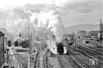 Blick von der vom Lokpersonal spöttisch "Affenfelsen" genannten Straßenbrücke der Fernstraße 85 auf die in Saalfeld ausfahrende 44 0324. (07.04.1977) <i>Foto: Joachim Bügel</i>