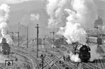 Während 01 0513 als Rangierfahrt im Bahnhof Saalfeld unterwegs ist, um anschließend einen Vorzug zum D 504 zu bespannen, macht sich 44 0413 (links) auf den Weg, einen Güterzug über die Saalebahn zu befördern. 01 0525 (Bildmitte) wird nicht den Güterzug übernehmen, vor dem sie jetzt vermeintlich steht, sondern versucht immer noch für den E 802 an den Bahnsteig zu kommen, daneben steht noch eine 95er am Wasserkran. (07.04.1977) <i>Foto: Joachim Bügel</i>