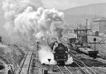 Um 10.12 Uhr macht sich 01 0525 mit E 802 aus Sonneberg in Saalfeld auf den Weg nach Leipzig. (07.04.1977) <i>Foto: Joachim Bügel</i>