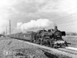 Die Leipziger 38 3976 mit einem beachtlich langen, fast stilreinen Doppelstockzug, bei Großkorbetha. (17.03.1965) <i>Foto: Joachim Claus</i>