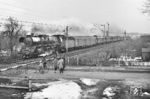 41 260 mit einem Interzonenzug Leipzig - München in den Elsterauen zwischen Leipzig-Leutzsch und Leipzig-Möckern am heute verschwundenen Bahnübergang "Marienweg". (14.03.1965) <i>Foto: Joachim Claus</i>