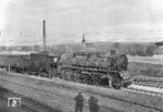 44 797 (Bw Leipzig-Wahren) hat mit einen Güterzug soeben den Bahnhof Großkorbetha in Richtung Weißenfels verlassen. Die einstige ÜK-Lok ist noch ohne Windleitbleche, aber mit einem umgebauten Preußentender unterwegs. Im Jahr darauf wird sie auf Ölhauptfeuerung umgerüstet. Der kleinere Schatten der beiden Fotografen ist übrigens der bekannte Leipziger Bildreporter Gerhard Illner. (17.03.1965) <i>Foto: Joachim Claus</i>