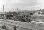 65 1001 (Bw Halle P) bei Großkorbetha. Die Baureihe 65.10 war 1954 als Ersatz für die Baureihen 74, 75, 78, 86, 93 und 94 von der Deutsche Reichsbahn entwickelt worden. Insgesamt wurden 88 Fahrzeuge der 1’D2’-Tenderlokomotive beschafft, sieben weitere Maschinen gingen an die VEB Leuna-Werke Walter Ulbricht als Werkloks. 65 1001 war bis 1976 im Einsatz. (17.03.1965) <i>Foto: Joachim Claus</i>