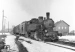 91 534 (Hagans, Baujahr 1908) war die letzte pr. T 9 der RBD Halle, die am 02. Januar 1967 beim Bw Eilenburg ausgemustert wurde. Hier steht sie mit einem Personenzug nach Gneisenaustadt Schildau in Mockrehna. (12.03.1965) <i>Foto: Joachim Claus</i>