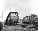 Die mit Werbeschildern für die Leipziger Frühjahrsmesse geschmückte E 04 01 vom Bw Leipzig Hbf West begegnet in Leipzig Coppiplatz der einzeln fahrenden E 44 132 (Bw Leipzig Hbf West), die leider nicht mehr ganz aufs Bild passte. (15.03.1965) <i>Foto: Joachim Claus</i>
