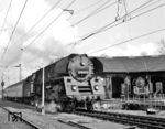 01 0529 rangiert in Bebra Zusatzwagen für den D 1099. Wegen des Osterreiseverkehrs soll der aus Frankfurt/M kommende Zug offenkundig in Bebra um weitere Wagen verstärkt werden. Das Bild entstand am Karfreitag 1973. (20.04.1973) <i>Foto: Dieter Kempf</i>